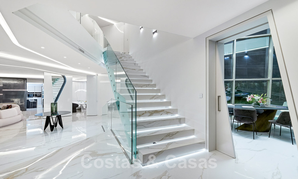 Nieuwgebouwde luxevilla met een architectonisch design te koop, eerstelijnsstrand in Los Monteros, Marbella 52299