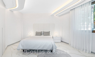 Nieuwgebouwde luxevilla met een architectonisch design te koop, eerstelijnsstrand in Los Monteros, Marbella 52301 
