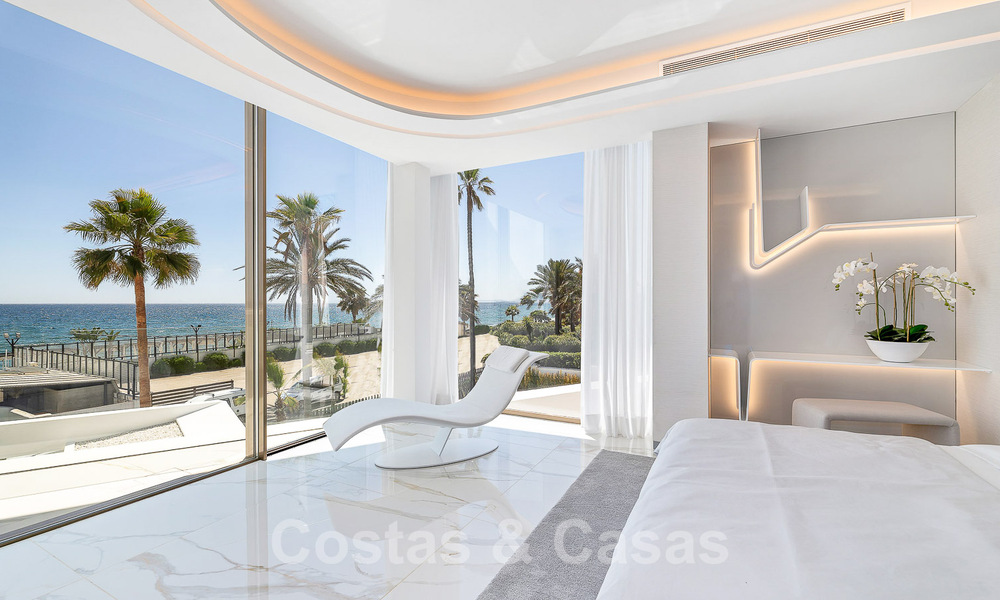 Nieuwgebouwde luxevilla met een architectonisch design te koop, eerstelijnsstrand in Los Monteros, Marbella 52302