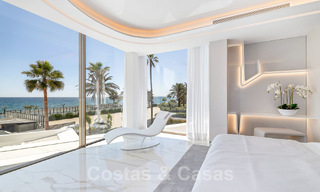 Nieuwgebouwde luxevilla met een architectonisch design te koop, eerstelijnsstrand in Los Monteros, Marbella 52302 