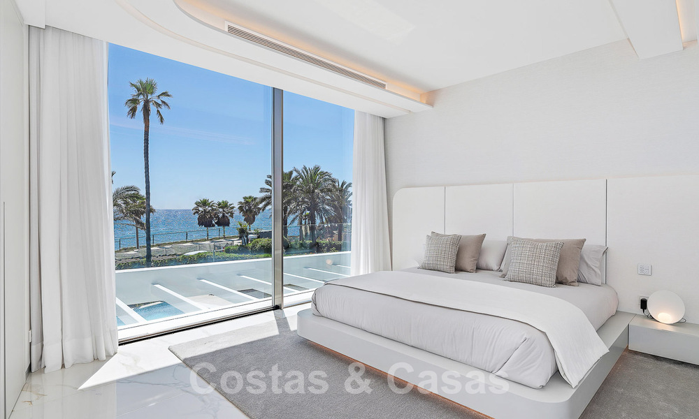 Nieuwgebouwde luxevilla met een architectonisch design te koop, eerstelijnsstrand in Los Monteros, Marbella 52304