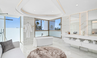 Nieuwgebouwde luxevilla met een architectonisch design te koop, eerstelijnsstrand in Los Monteros, Marbella 52306 