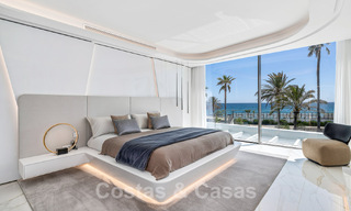 Nieuwgebouwde luxevilla met een architectonisch design te koop, eerstelijnsstrand in Los Monteros, Marbella 52307 