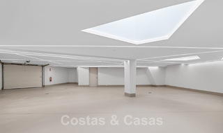 Nieuwgebouwde luxevilla met een architectonisch design te koop, eerstelijnsstrand in Los Monteros, Marbella 52309 