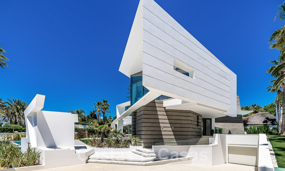 Nieuwgebouwde luxevilla met een architectonisch design te koop, eerstelijnsstrand in Los Monteros, Marbella 52311