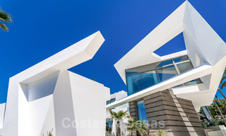 Nieuwgebouwde luxevilla met een architectonisch design te koop, eerstelijnsstrand in Los Monteros, Marbella 52312 