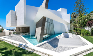 Nieuwgebouwde luxevilla met een architectonisch design te koop, eerstelijnsstrand in Los Monteros, Marbella 52313 
