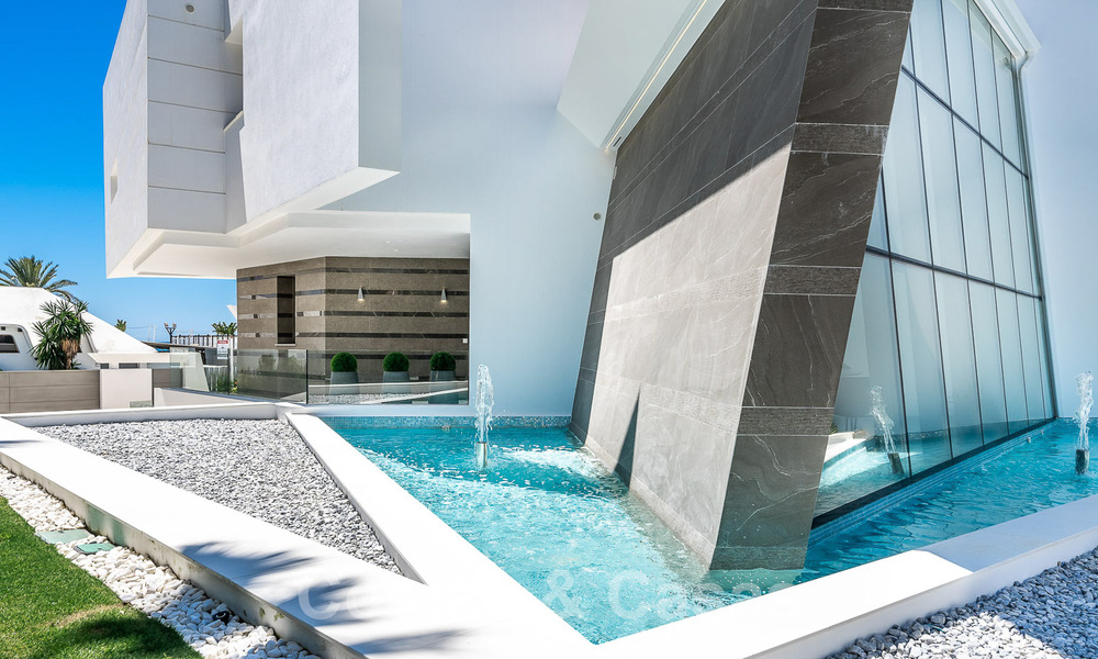 Nieuwgebouwde luxevilla met een architectonisch design te koop, eerstelijnsstrand in Los Monteros, Marbella 52314