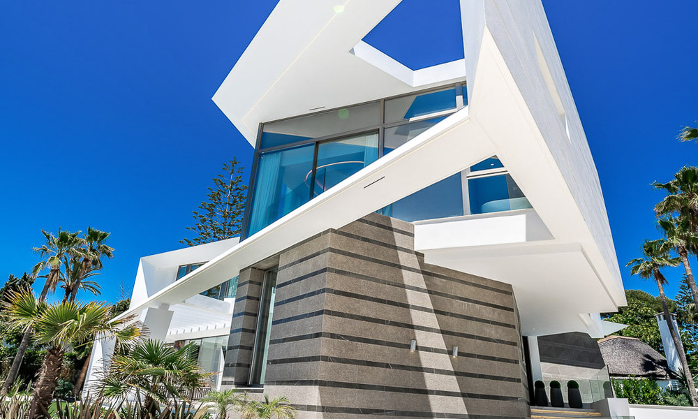 Nieuwgebouwde luxevilla met een architectonisch design te koop, eerstelijnsstrand in Los Monteros, Marbella 52315