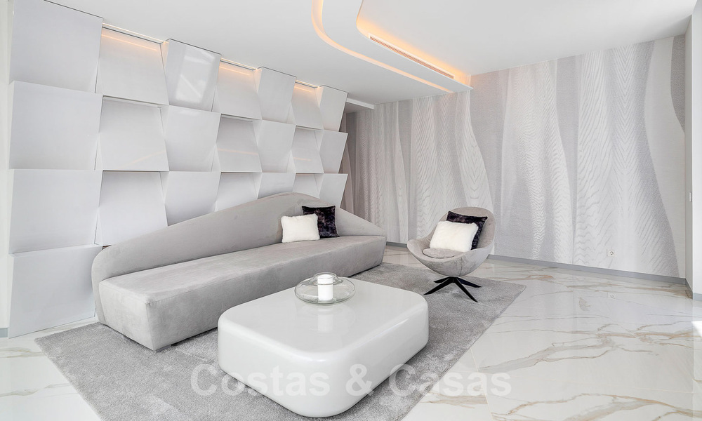 Nieuwgebouwde luxevilla met een architectonisch design te koop, eerstelijnsstrand in Los Monteros, Marbella 52316