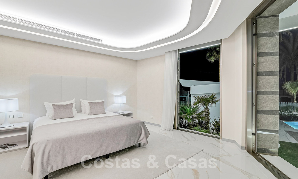 Nieuwgebouwde luxevilla met een architectonisch design te koop, eerstelijnsstrand in Los Monteros, Marbella 52318