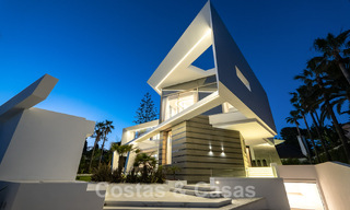 Nieuwgebouwde luxevilla met een architectonisch design te koop, eerstelijnsstrand in Los Monteros, Marbella 52319 