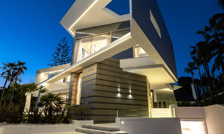 Nieuwgebouwde luxevilla met een architectonisch design te koop, eerstelijnsstrand in Los Monteros, Marbella 52321 