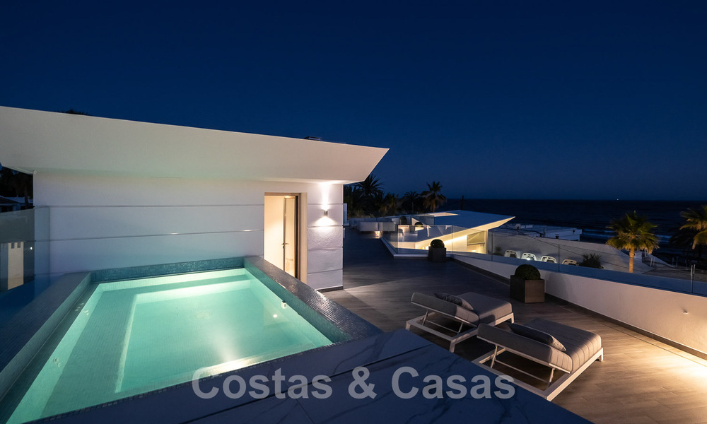 Nieuwgebouwde luxevilla met een architectonisch design te koop, eerstelijnsstrand in Los Monteros, Marbella 52322