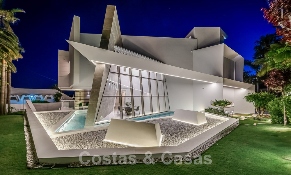 Nieuwgebouwde luxevilla met een architectonisch design te koop, eerstelijnsstrand in Los Monteros, Marbella 52326