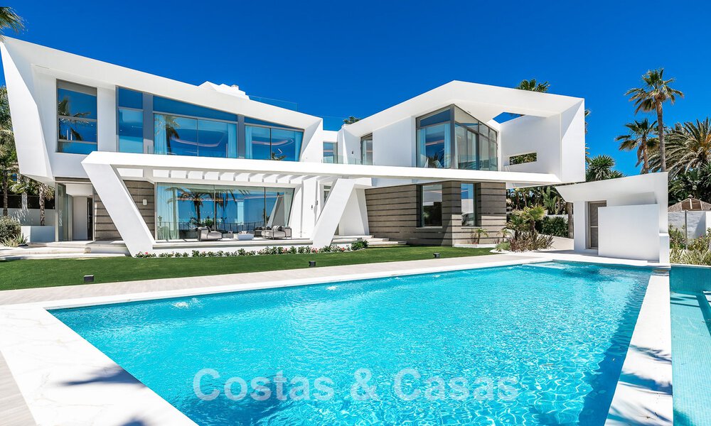 Nieuwgebouwde luxevilla met een architectonisch design te koop, eerstelijnsstrand in Los Monteros, Marbella 52328