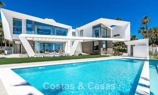 Nieuwgebouwde luxevilla met een architectonisch design te koop, eerstelijnsstrand in Los Monteros, Marbella 52328 