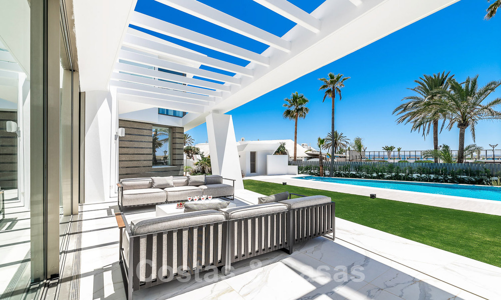 Nieuwgebouwde luxevilla met een architectonisch design te koop, eerstelijnsstrand in Los Monteros, Marbella 52329