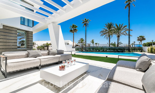 Nieuwgebouwde luxevilla met een architectonisch design te koop, eerstelijnsstrand in Los Monteros, Marbella 52330 