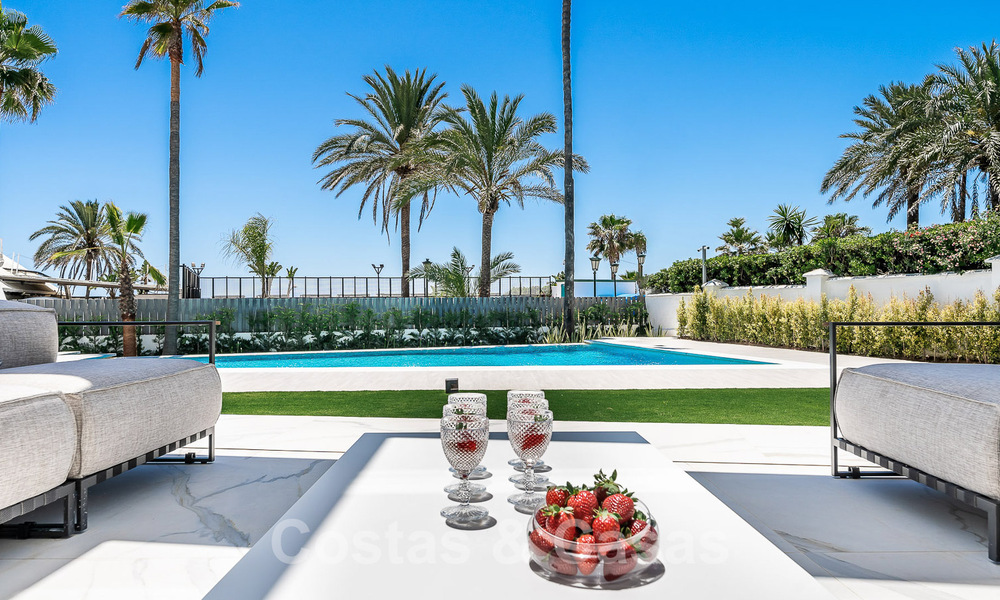 Nieuwgebouwde luxevilla met een architectonisch design te koop, eerstelijnsstrand in Los Monteros, Marbella 52331