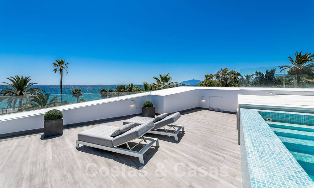 Nieuwgebouwde luxevilla met een architectonisch design te koop, eerstelijnsstrand in Los Monteros, Marbella 52333