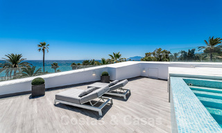 Nieuwgebouwde luxevilla met een architectonisch design te koop, eerstelijnsstrand in Los Monteros, Marbella 52333 