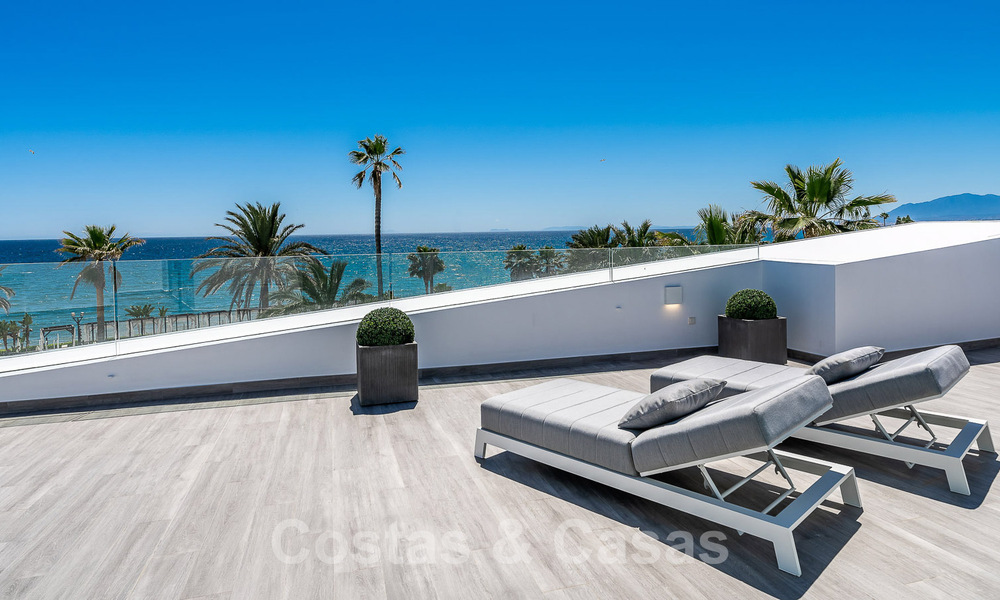 Nieuwgebouwde luxevilla met een architectonisch design te koop, eerstelijnsstrand in Los Monteros, Marbella 52334