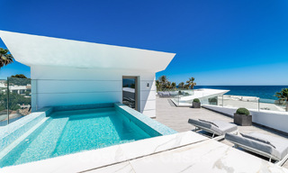 Nieuwgebouwde luxevilla met een architectonisch design te koop, eerstelijnsstrand in Los Monteros, Marbella 52336 