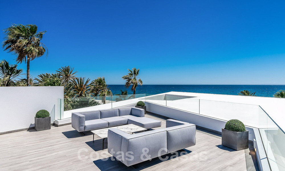 Nieuwgebouwde luxevilla met een architectonisch design te koop, eerstelijnsstrand in Los Monteros, Marbella 52337