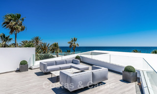 Nieuwgebouwde luxevilla met een architectonisch design te koop, eerstelijnsstrand in Los Monteros, Marbella 52337 