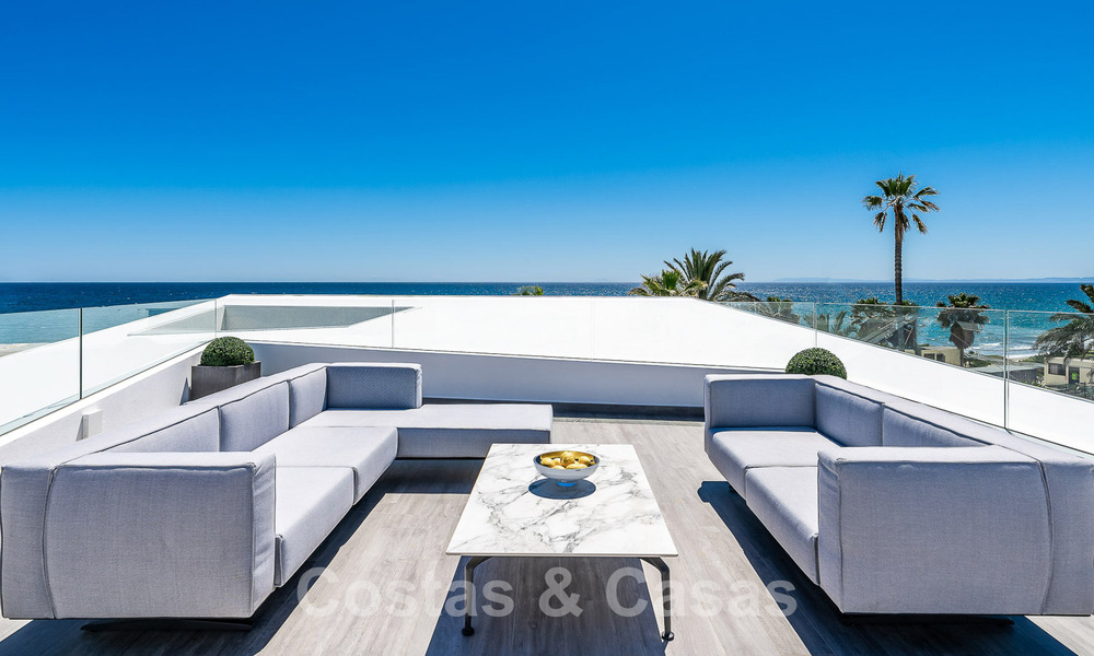 Nieuwgebouwde luxevilla met een architectonisch design te koop, eerstelijnsstrand in Los Monteros, Marbella 52338
