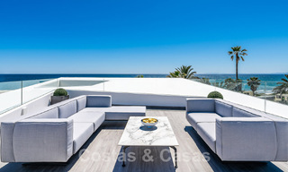 Nieuwgebouwde luxevilla met een architectonisch design te koop, eerstelijnsstrand in Los Monteros, Marbella 52338 