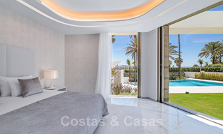 Nieuwgebouwde luxevilla met een architectonisch design te koop, eerstelijnsstrand in Los Monteros, Marbella 52340 
