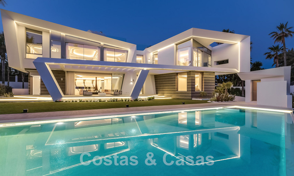 Nieuwgebouwde luxevilla met een architectonisch design te koop, eerstelijnsstrand in Los Monteros, Marbella 52341