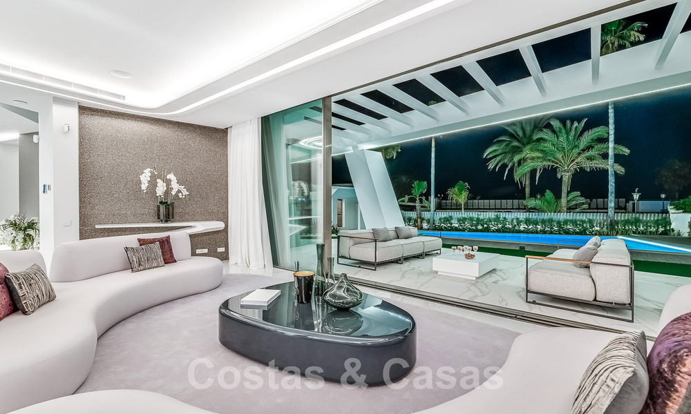 Nieuwgebouwde luxevilla met een architectonisch design te koop, eerstelijnsstrand in Los Monteros, Marbella 52344