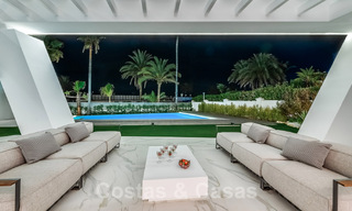 Nieuwgebouwde luxevilla met een architectonisch design te koop, eerstelijnsstrand in Los Monteros, Marbella 52345 