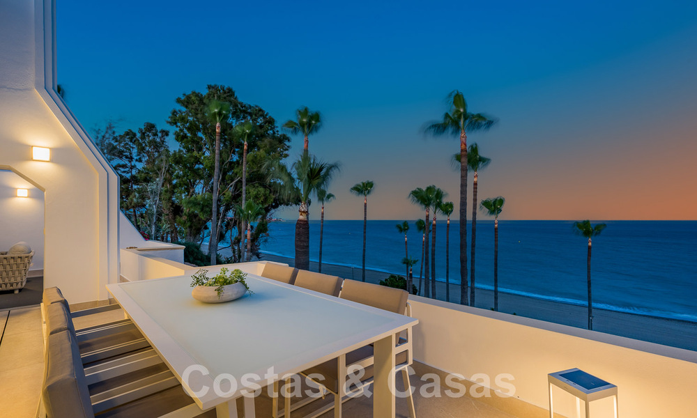 Eigentijds gerenoveerd penthouse te koop in een eerstelijnsstrand complex met frontaal zeezicht, New Golden Mile tussen Marbella en Estepona 52872