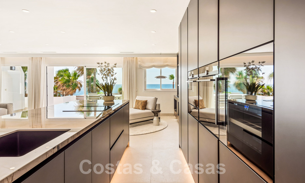 Eigentijds gerenoveerd penthouse te koop in een eerstelijnsstrand complex met frontaal zeezicht, New Golden Mile tussen Marbella en Estepona 52875