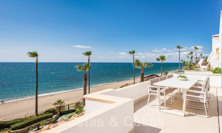 Eigentijds gerenoveerd penthouse te koop in een eerstelijnsstrand complex met frontaal zeezicht, New Golden Mile tussen Marbella en Estepona 52877