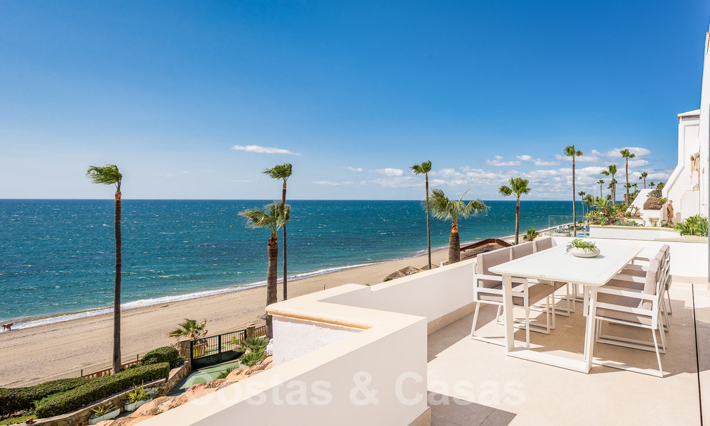 Eigentijds gerenoveerd penthouse te koop in een eerstelijnsstrand complex met frontaal zeezicht, New Golden Mile tussen Marbella en Estepona 52877