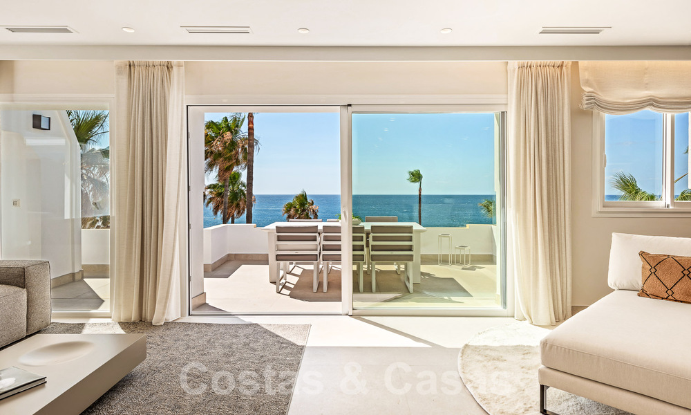 Eigentijds gerenoveerd penthouse te koop in een eerstelijnsstrand complex met frontaal zeezicht, New Golden Mile tussen Marbella en Estepona 52881