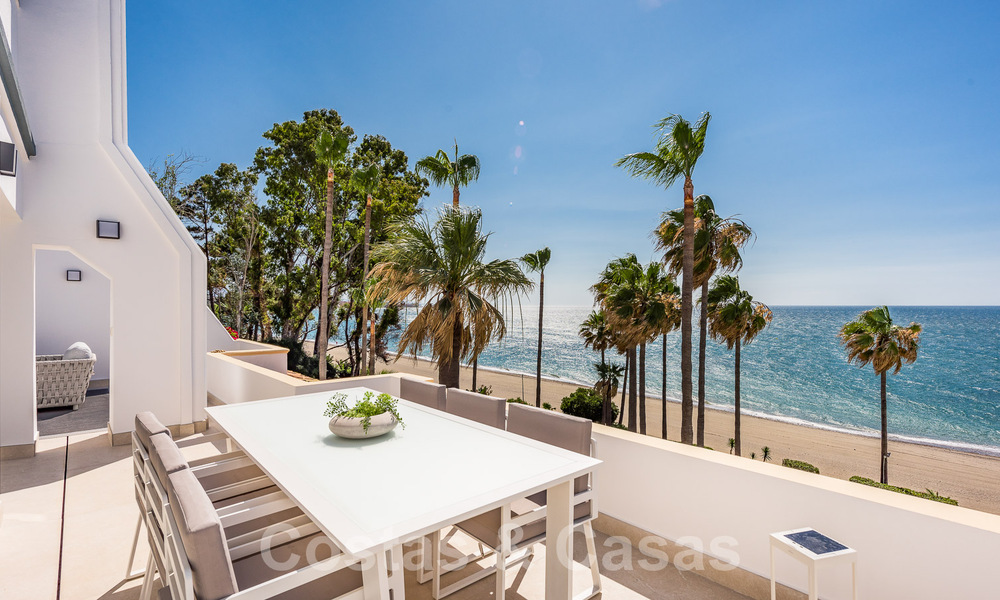 Eigentijds gerenoveerd penthouse te koop in een eerstelijnsstrand complex met frontaal zeezicht, New Golden Mile tussen Marbella en Estepona 52891