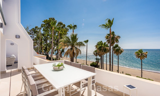 Eigentijds gerenoveerd penthouse te koop in een eerstelijnsstrand complex met frontaal zeezicht, New Golden Mile tussen Marbella en Estepona 52891 