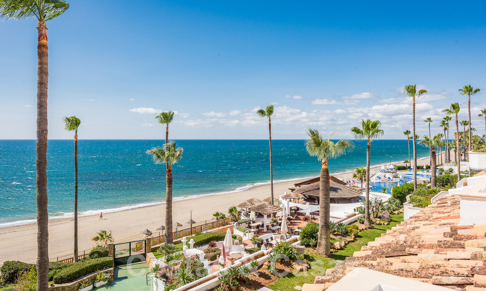 Eigentijds gerenoveerd penthouse te koop in een eerstelijnsstrand complex met frontaal zeezicht, New Golden Mile tussen Marbella en Estepona 52892