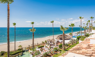 Eigentijds gerenoveerd penthouse te koop in een eerstelijnsstrand complex met frontaal zeezicht, New Golden Mile tussen Marbella en Estepona 52892 