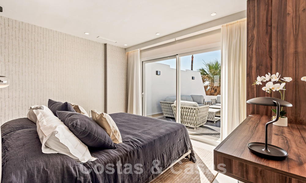 Eigentijds gerenoveerd penthouse te koop in een eerstelijnsstrand complex met frontaal zeezicht, New Golden Mile tussen Marbella en Estepona 52899