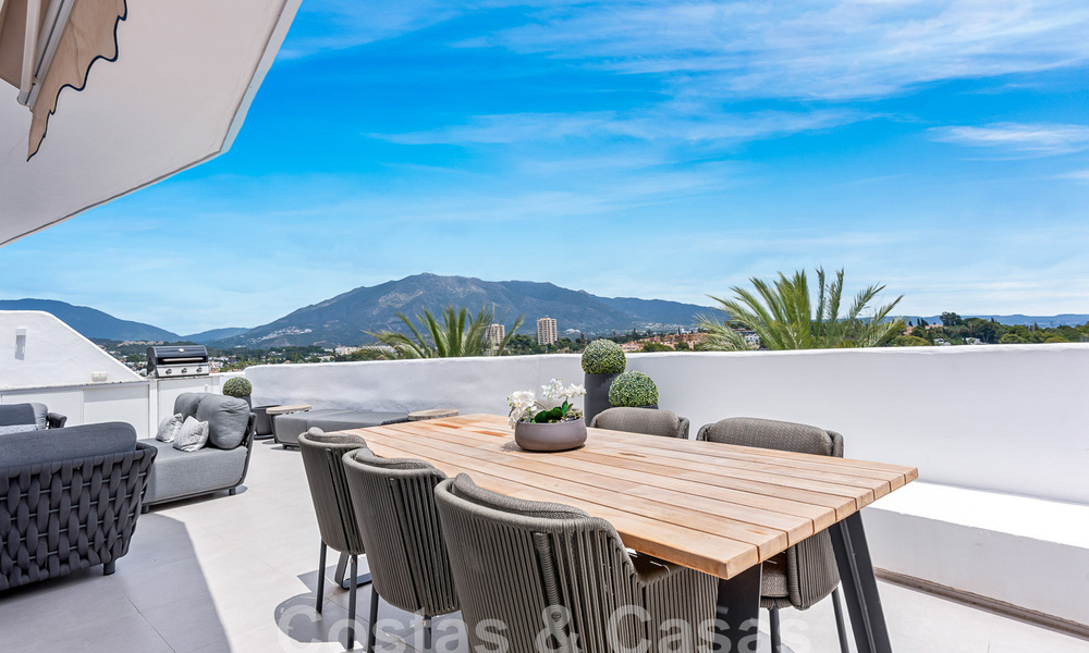 Eigentijds gerenoveerd penthouse te koop met berg- en zeezicht in Nueva Andalucia, Marbella 53569