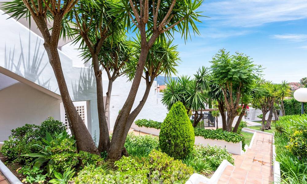 Eigentijds gerenoveerd penthouse te koop met berg- en zeezicht in Nueva Andalucia, Marbella 53570