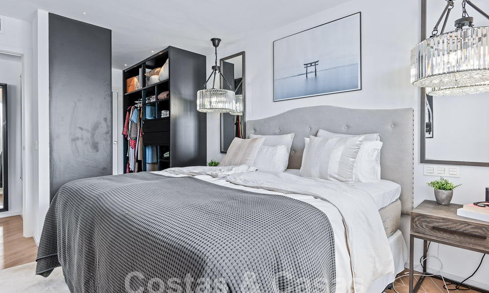 Eigentijds gerenoveerd penthouse te koop met berg- en zeezicht in Nueva Andalucia, Marbella 53578