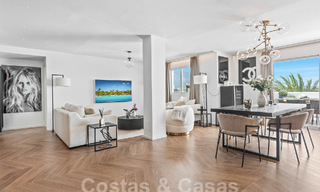 Eigentijds gerenoveerd penthouse te koop met berg- en zeezicht in Nueva Andalucia, Marbella 53581 
